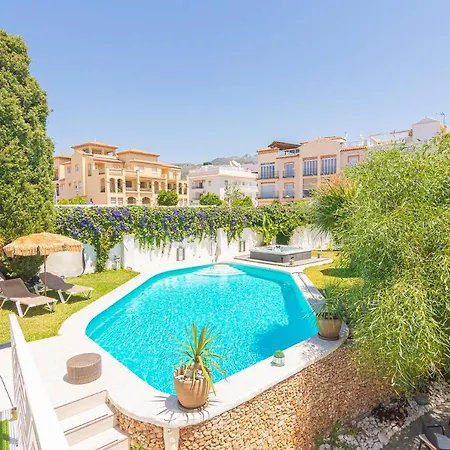 Villa Con Piscina Privada En Calle Carabeo Nerja