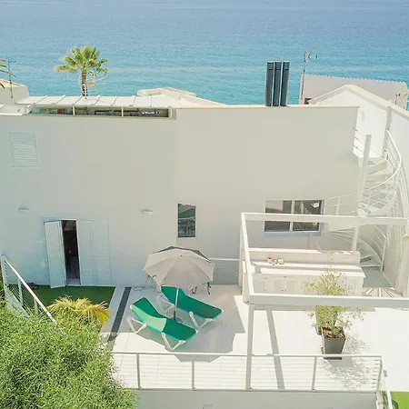 Con Piscina Privada En Calle Carabeo Villa *