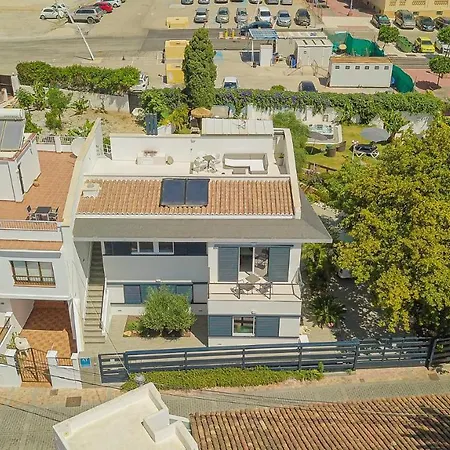Con Piscina Privada En Calle Carabeo Villa Nerja