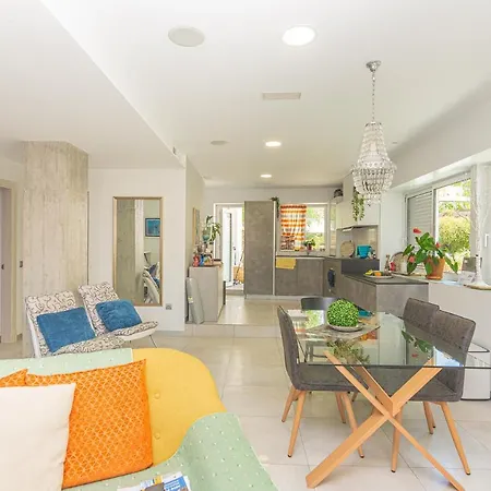 Villa Con Piscina Privada En Calle Carabeo