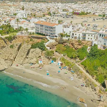 Villa Con Piscina Privada En Calle Carabeo *