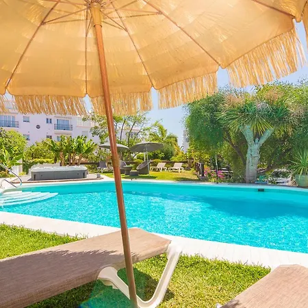 Con Piscina Privada En Calle Carabeo Villa Nerja
