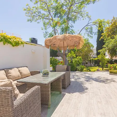 Con Piscina Privada En Calle Carabeo Nerja