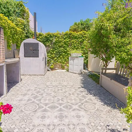Con Piscina Privada En Calle Carabeo * Nerja