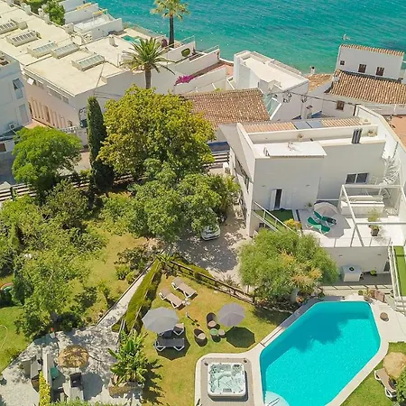 Con Piscina Privada En Calle Carabeo Villa *