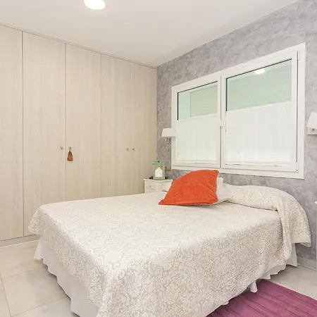 Villa Con Piscina Privada En Calle Carabeo