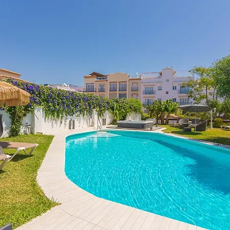 Con Piscina Privada En Calle Carabeo Nerja