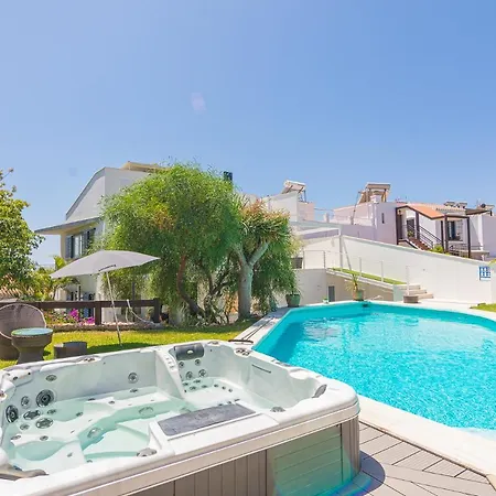 Con Piscina Privada En Calle Carabeo Villa