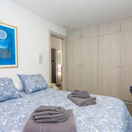 Con Piscina Privada En Calle Carabeo Nerja