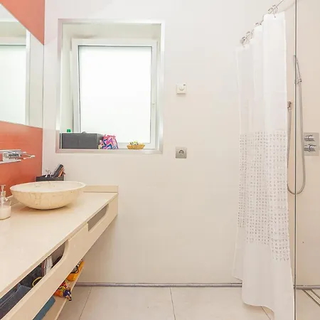 Con Piscina Privada En Calle Carabeo Nerja