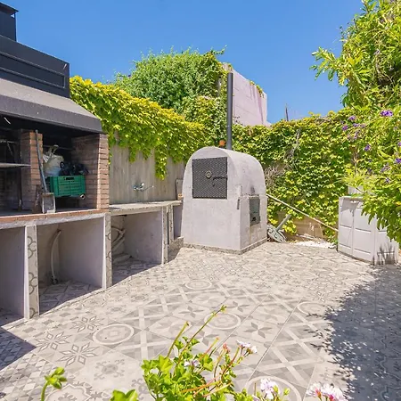 Villa Con Piscina Privada En Calle Carabeo *