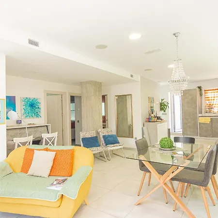 Villa Con Piscina Privada En Calle Carabeo *