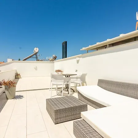 Con Piscina Privada En Calle Carabeo *