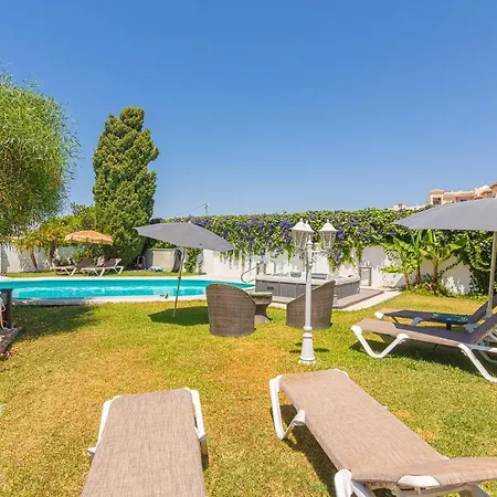 Con Piscina Privada En Calle Carabeo Villa