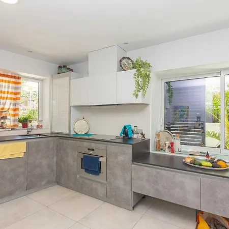 Villa Con Piscina Privada En Calle Carabeo *