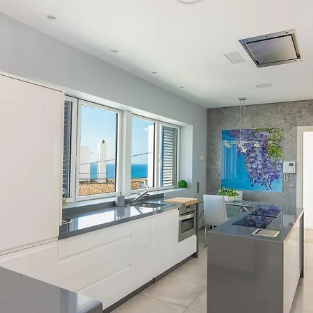 Con Piscina Privada En Calle Carabeo Villa Nerja