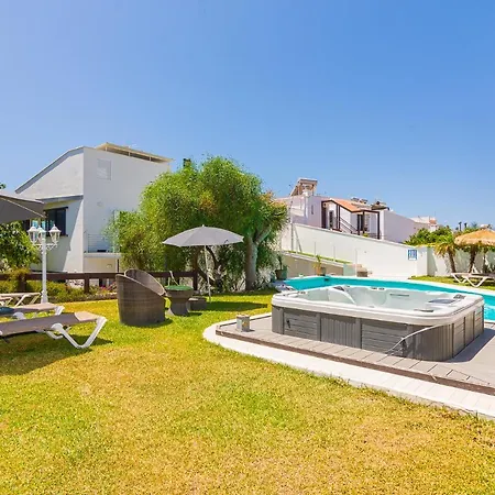 Con Piscina Privada En Calle Carabeo *