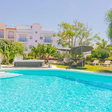 Villa Con Piscina Privada En Calle Carabeo Nerja
