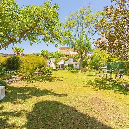 Villa Con Piscina Privada En Calle Carabeo *
